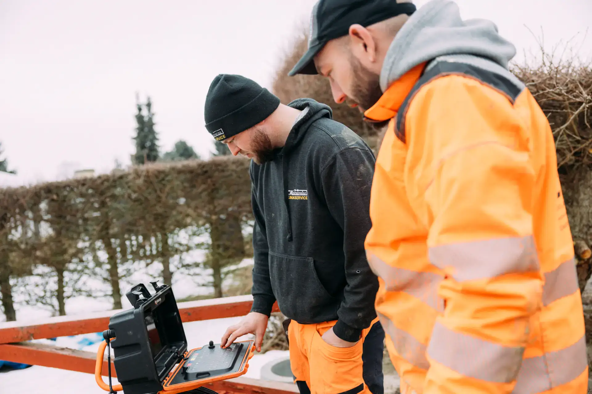 Kloakservice tekniker med udstyr til kloakinspektion.