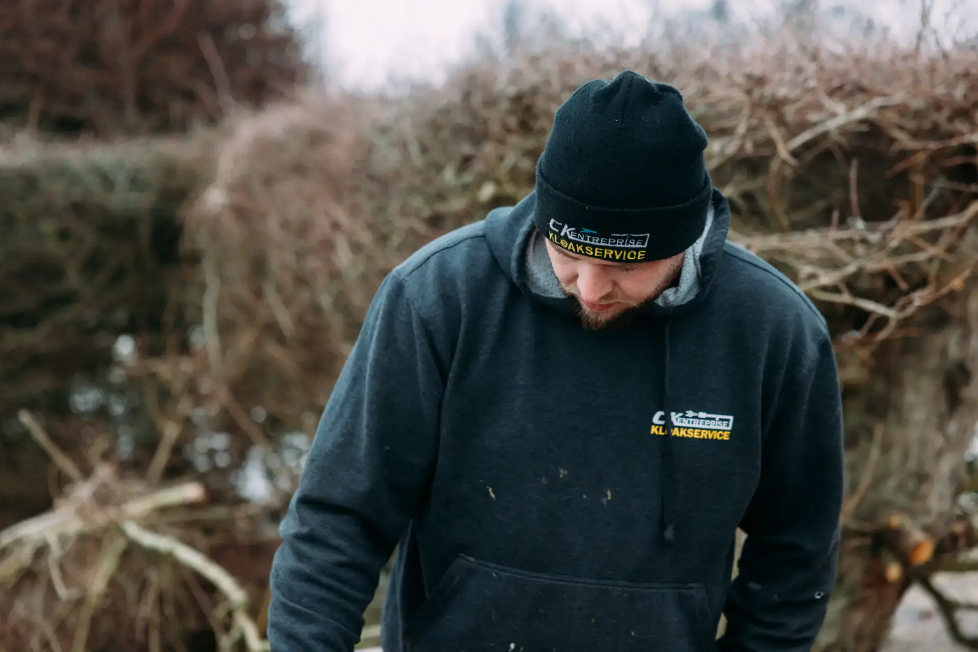 Kloakservice tekniker i arbejde med kloakrenovering.