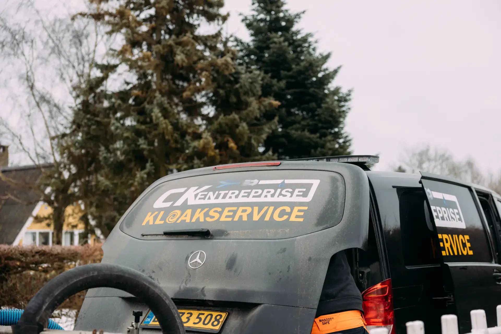 Professionel kloakservice med Mercedes Vito til opgaver.