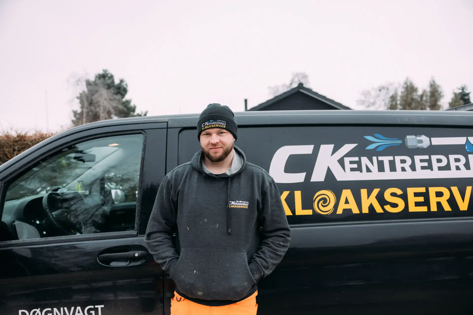Kloakservice specialist foran CK Kloakservice lastbil.