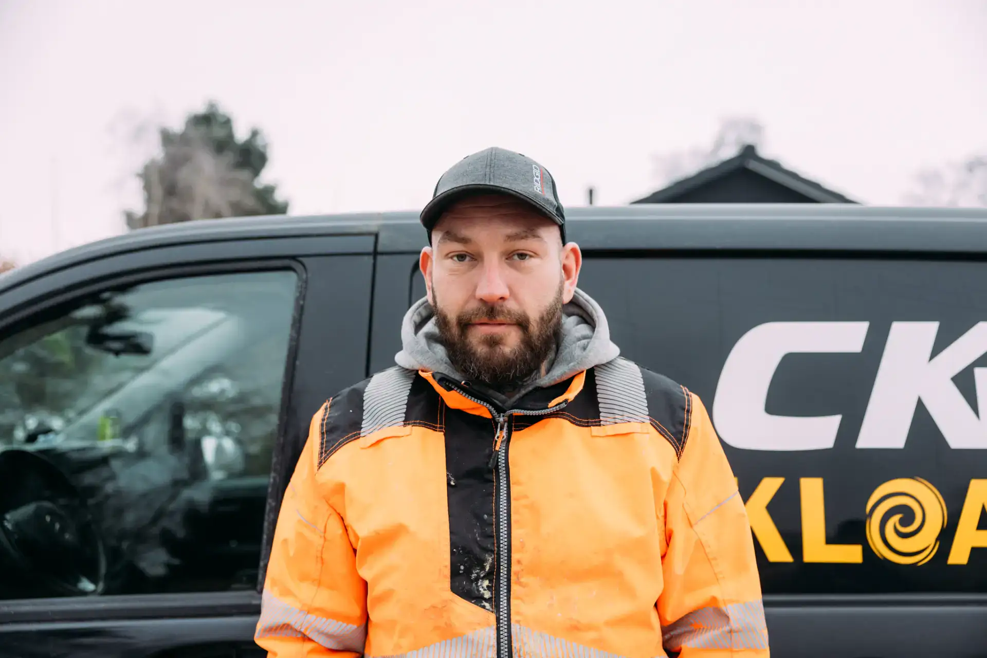 VVS- og kloakservice mand foran CK Kloakservice firmabil.