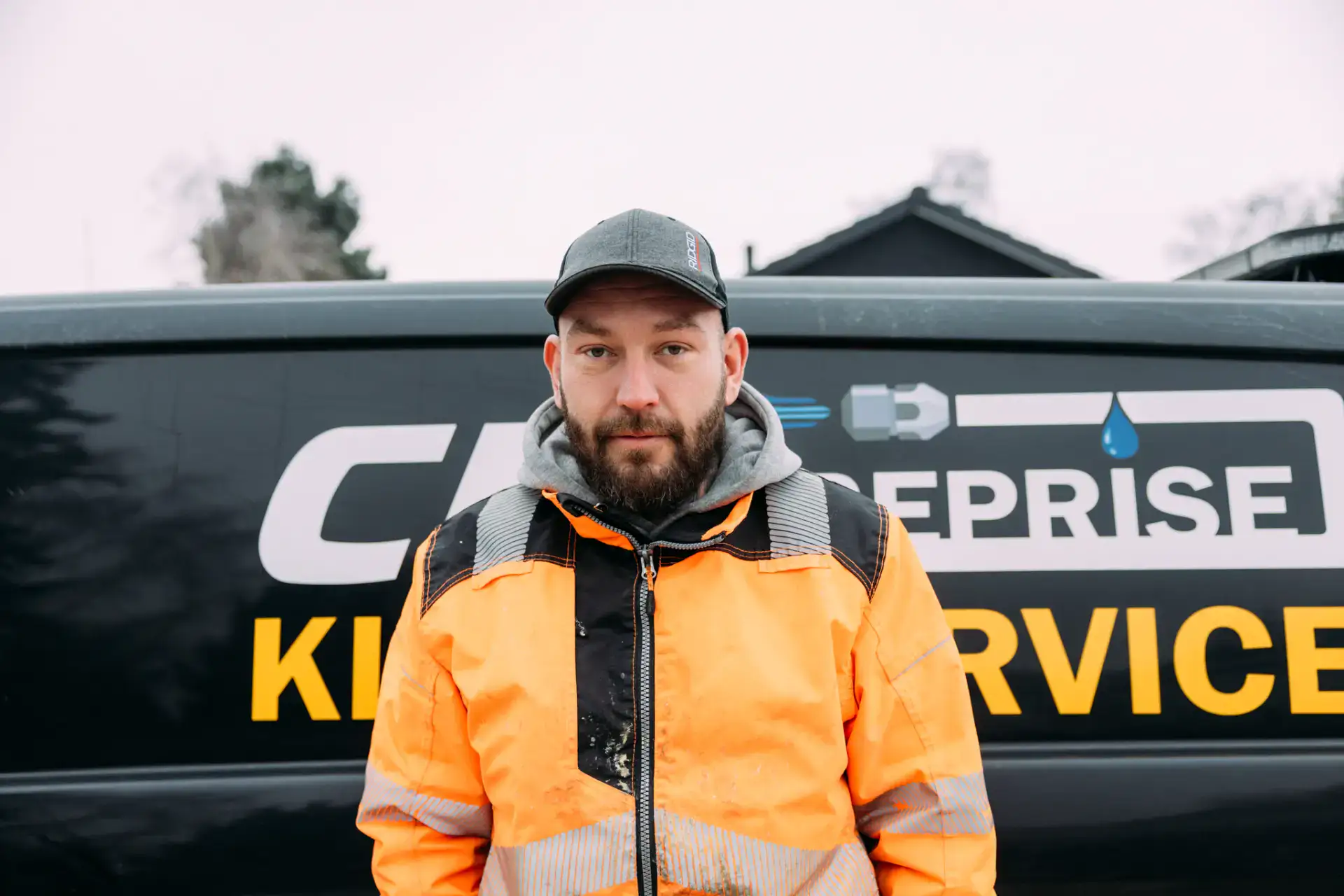 Kloakservice ekspert foran CK Kloakservice køretøj.