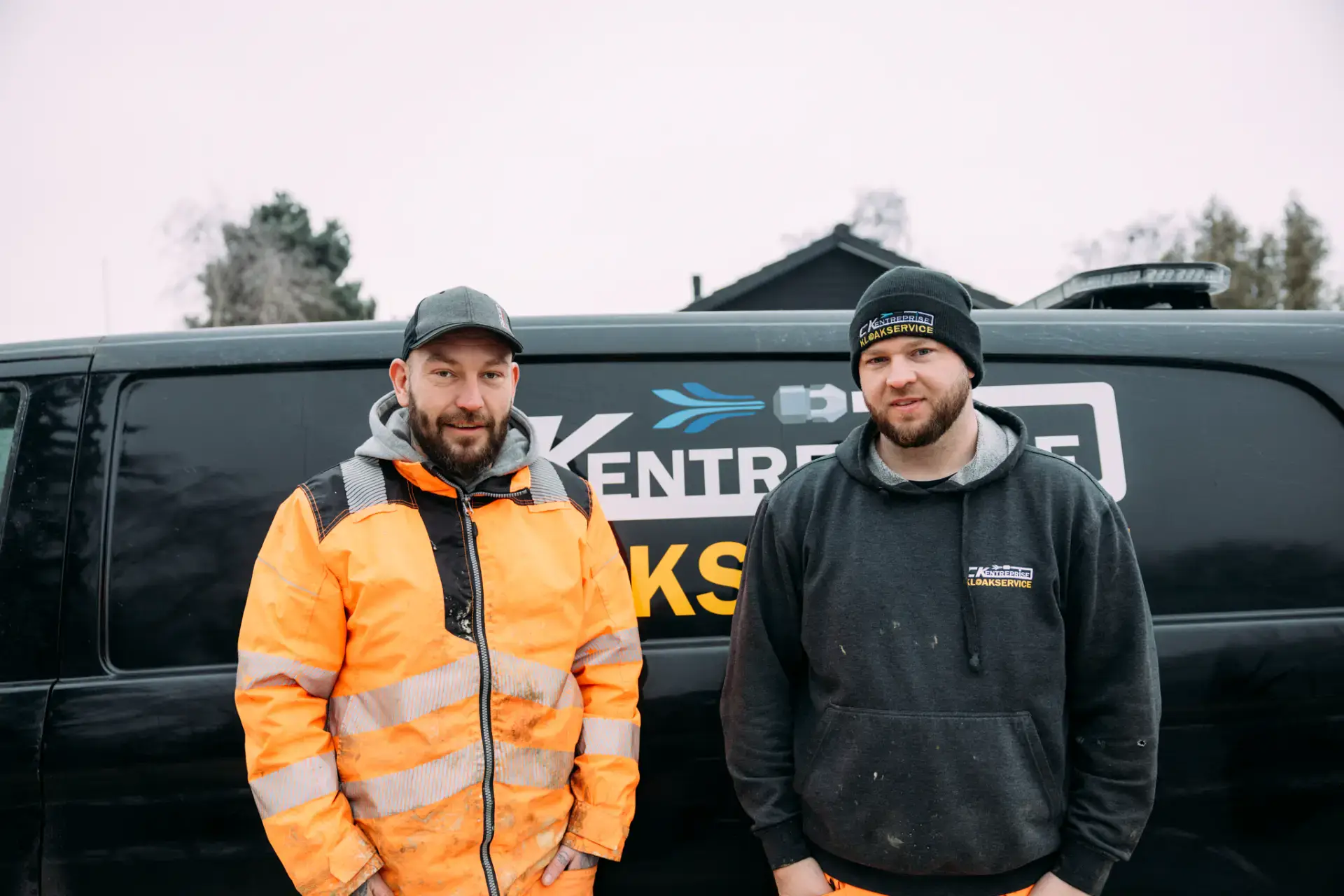 Kloakservice team klar til at håndtere kloakproblemer.