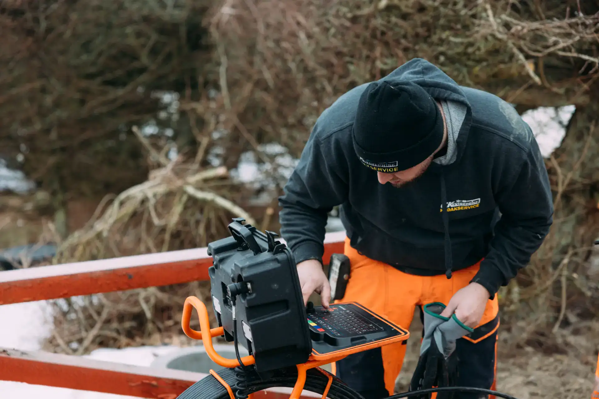 Rørinspektør bruger kamera til inspektion af kloakrør.