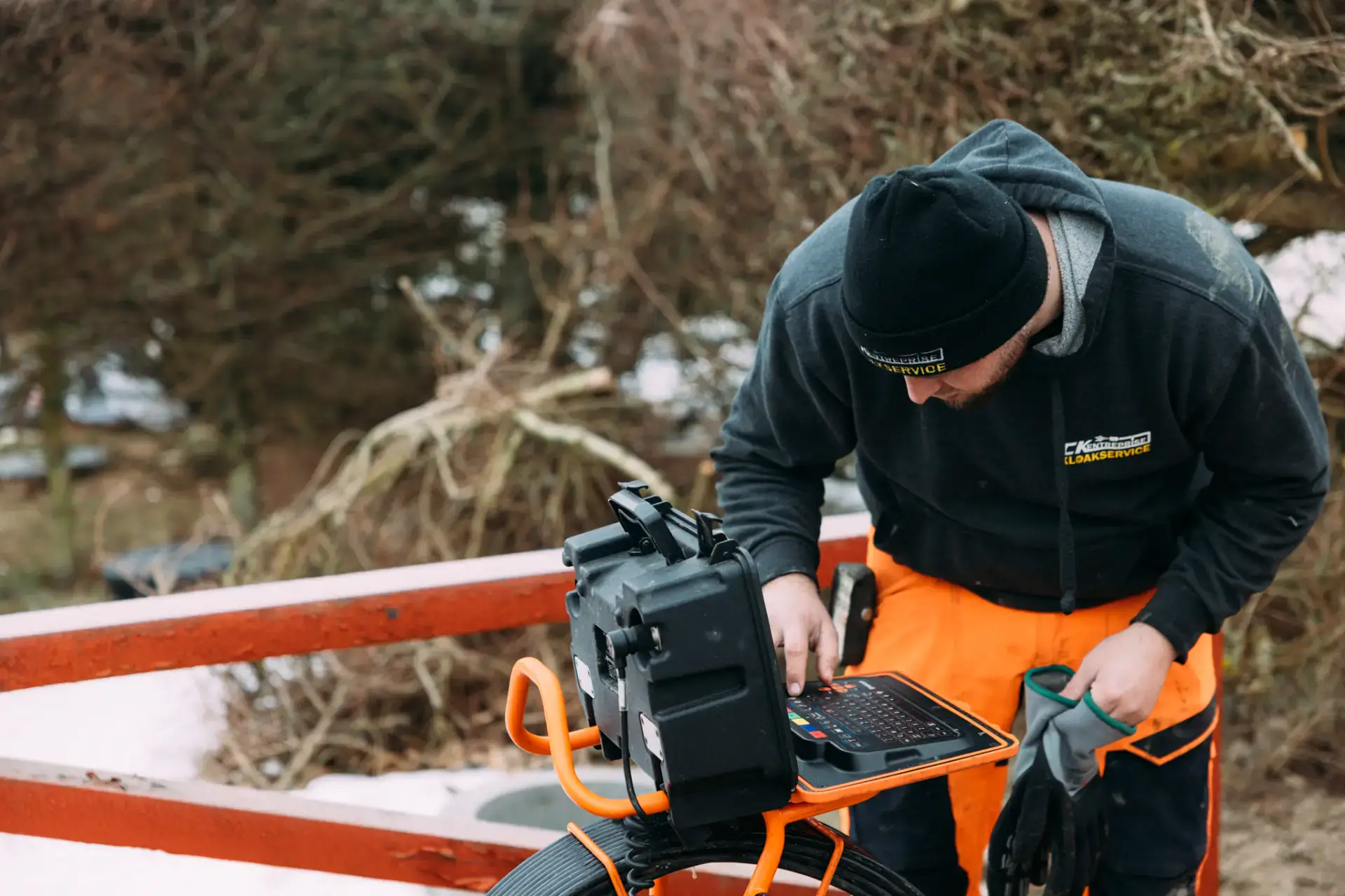 Kloakinspektion med avanceret udstyr i det fri.