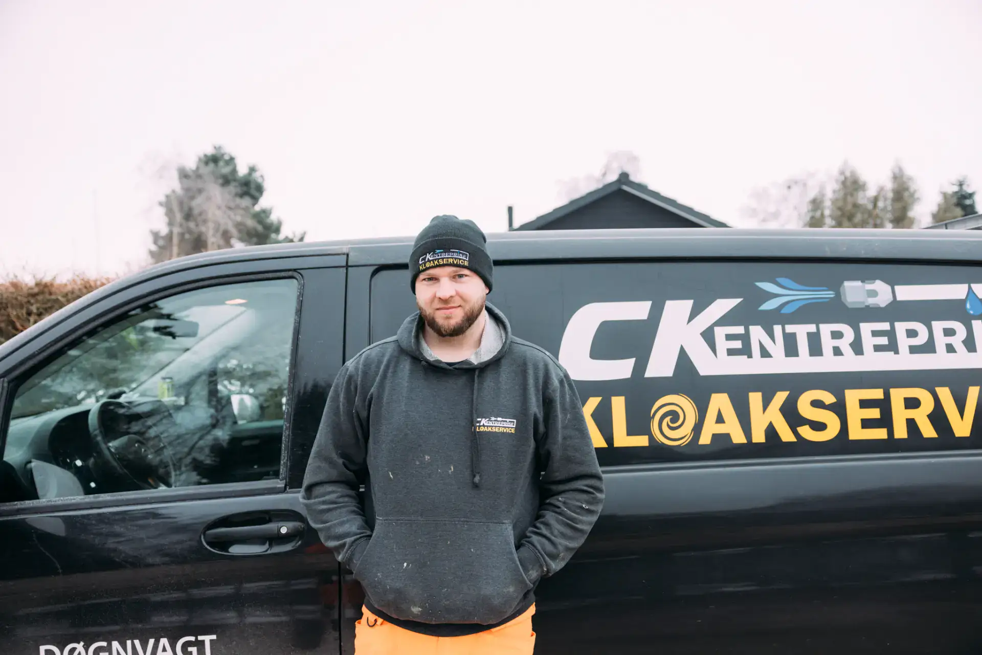 Kloakservice specialist foran CK Kloakservice lastbil.