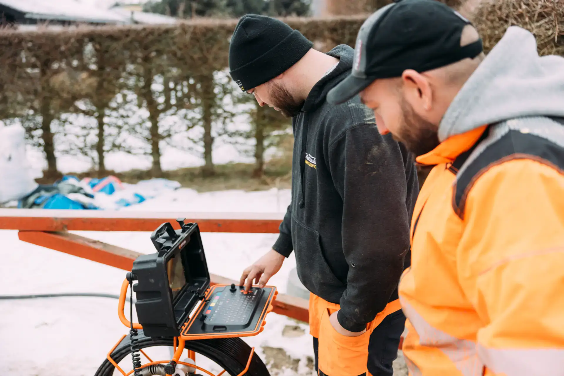 VVS- og kloakservice eksperter arbejder udendørs med avanceret udstyr.