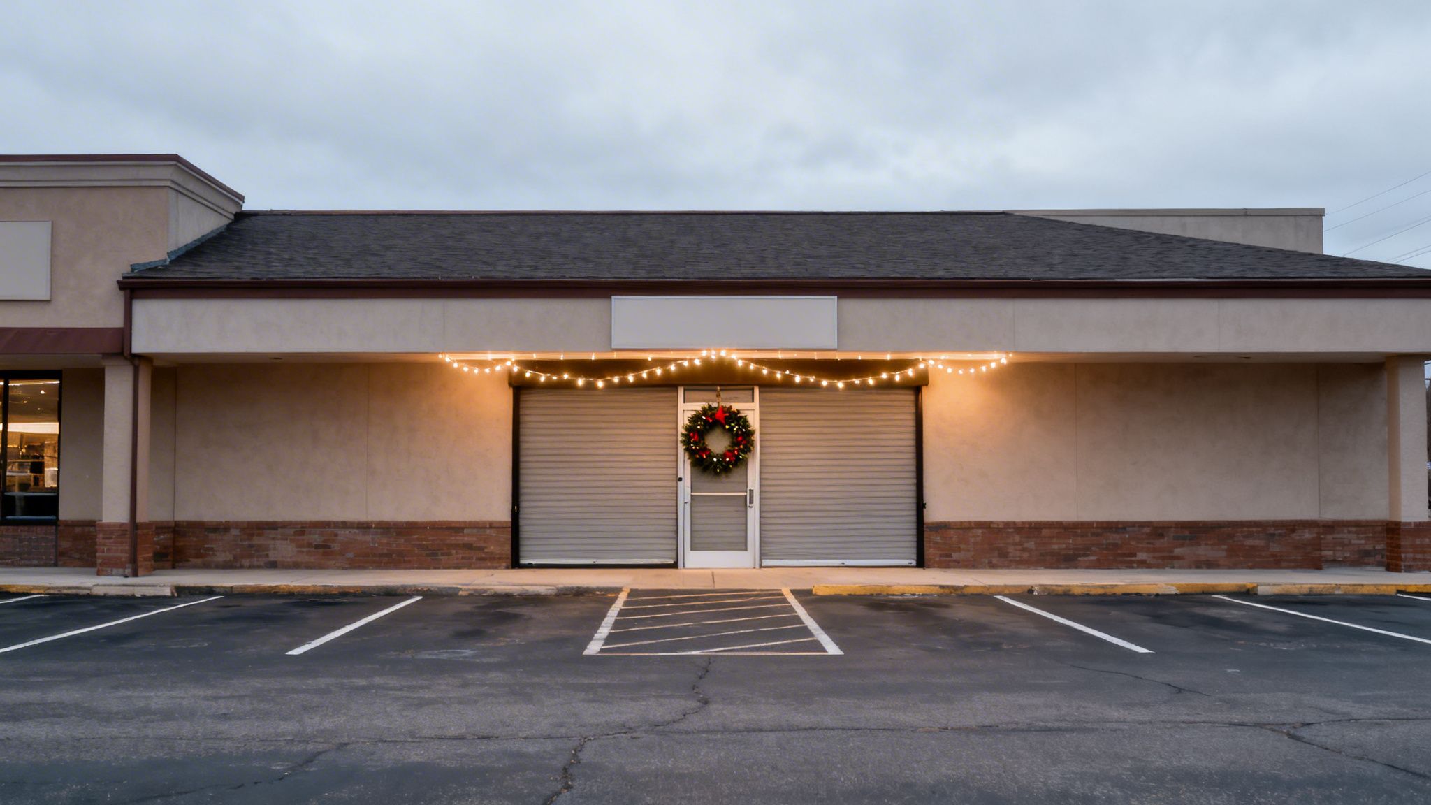 Varehus med juledekorationer og festlige lys, klar til jul.